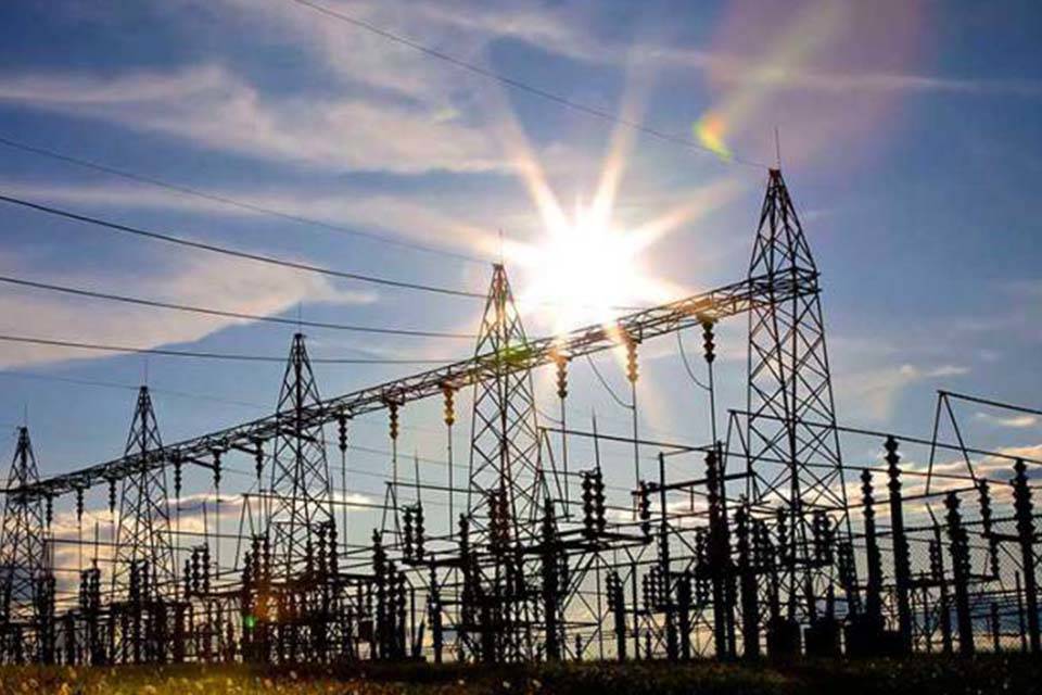 Matta: La reforma reconoce el fracaso del monopolio eléctrico sin dar garantías a inversionistas